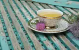 milk-thistle-tea-with-flowers.webp